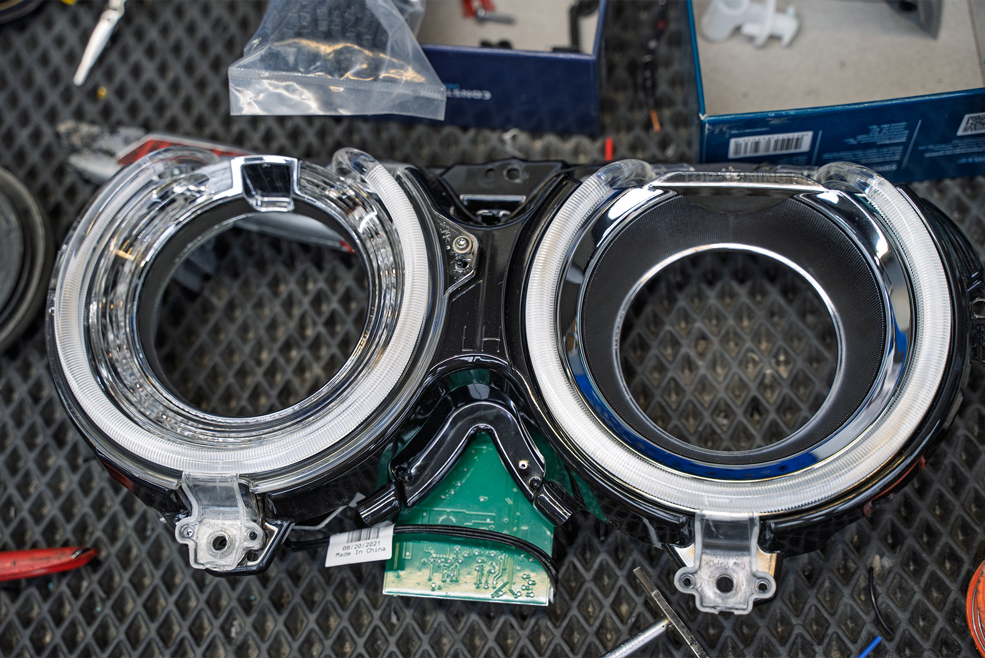 Тюнинг и полировка фар Dodge Challenger 2008+ 