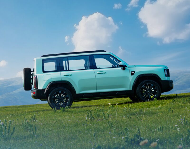 Боковой профиль сохранил квадратную форму с прямыми линиями. Чёрные колёсные диски с обычными дверными ручками, багажными полками на крыше и чёрными ободами придают автомобилю выразительный вид. Примечательно, что колёсные диски стали шире на 30 мм.