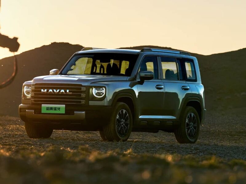 Боковой профиль сохранил квадратную форму с прямыми линиями. Чёрные колёсные диски с обычными дверными ручками, багажными полками на крыше и чёрными ободами придают автомобилю выразительный вид. Примечательно, что колёсные диски стали шире на 30 мм.