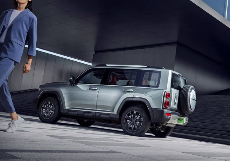 Боковой профиль сохранил квадратную форму с прямыми линиями. Чёрные колёсные диски с обычными дверными ручками, багажными полками на крыше и чёрными ободами придают автомобилю выразительный вид. Примечательно, что колёсные диски стали шире на 30 мм.