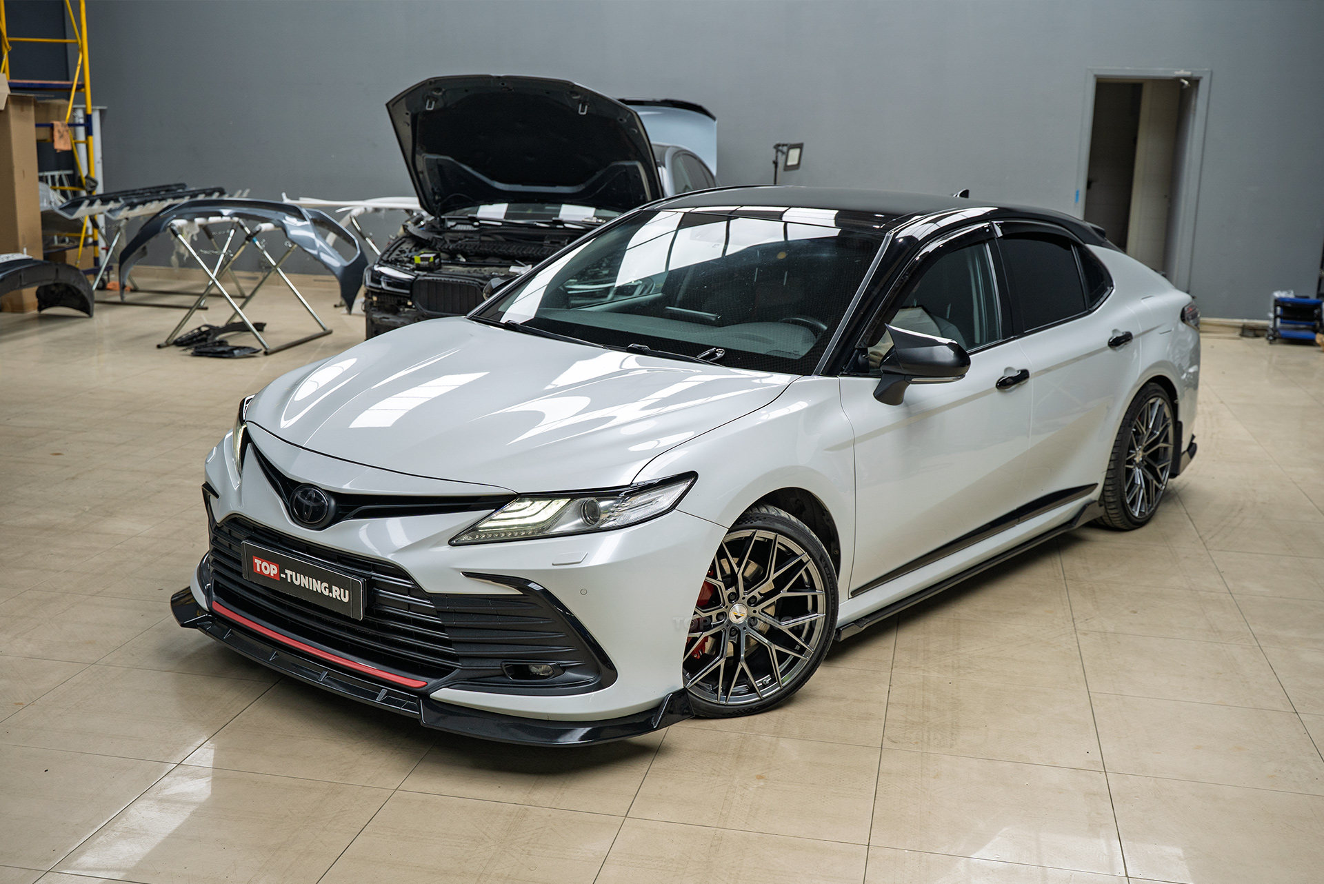 Электронный выхлоп THOR 2.0 для Toyota Camry 2020, тюнинг обвеса и доводчики дверей