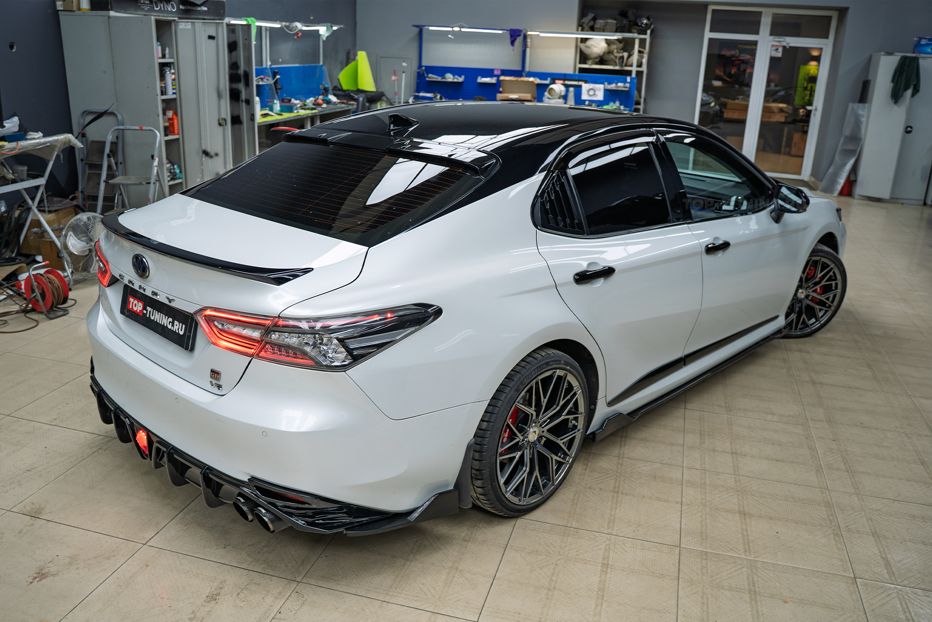 Электронный выхлоп THOR 2.0 для Toyota Camry 2020, тюнинг обвеса и доводчики дверей