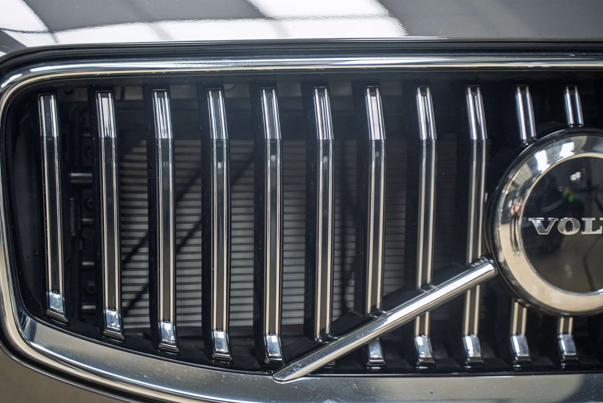 110077 Защитная сетка-фильтр в решетку радиатора Volvo XC60 2025