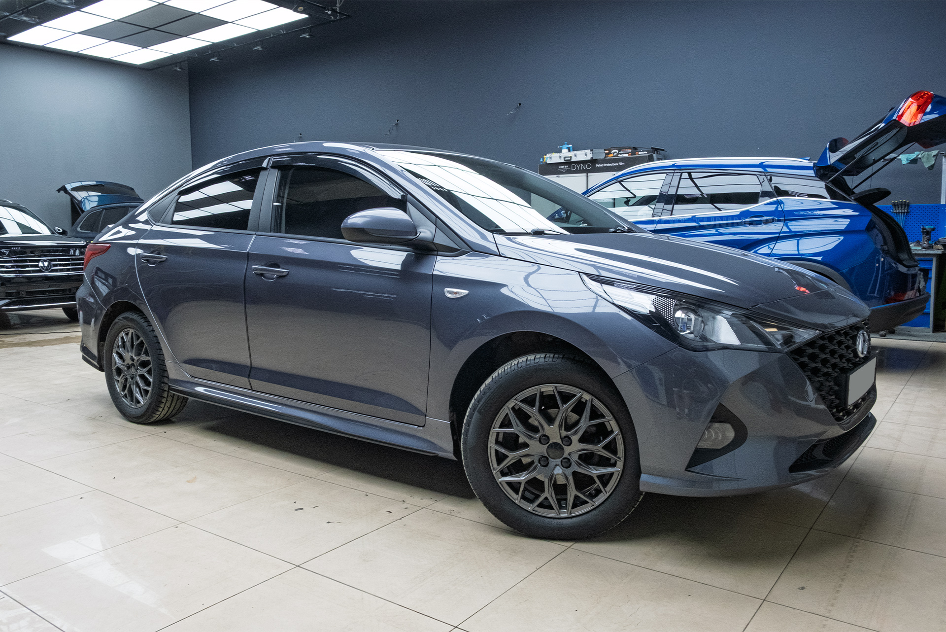 110079 Монтаж диффузора на задний бампер и накладок на пороги для Hyundai Solaris 2