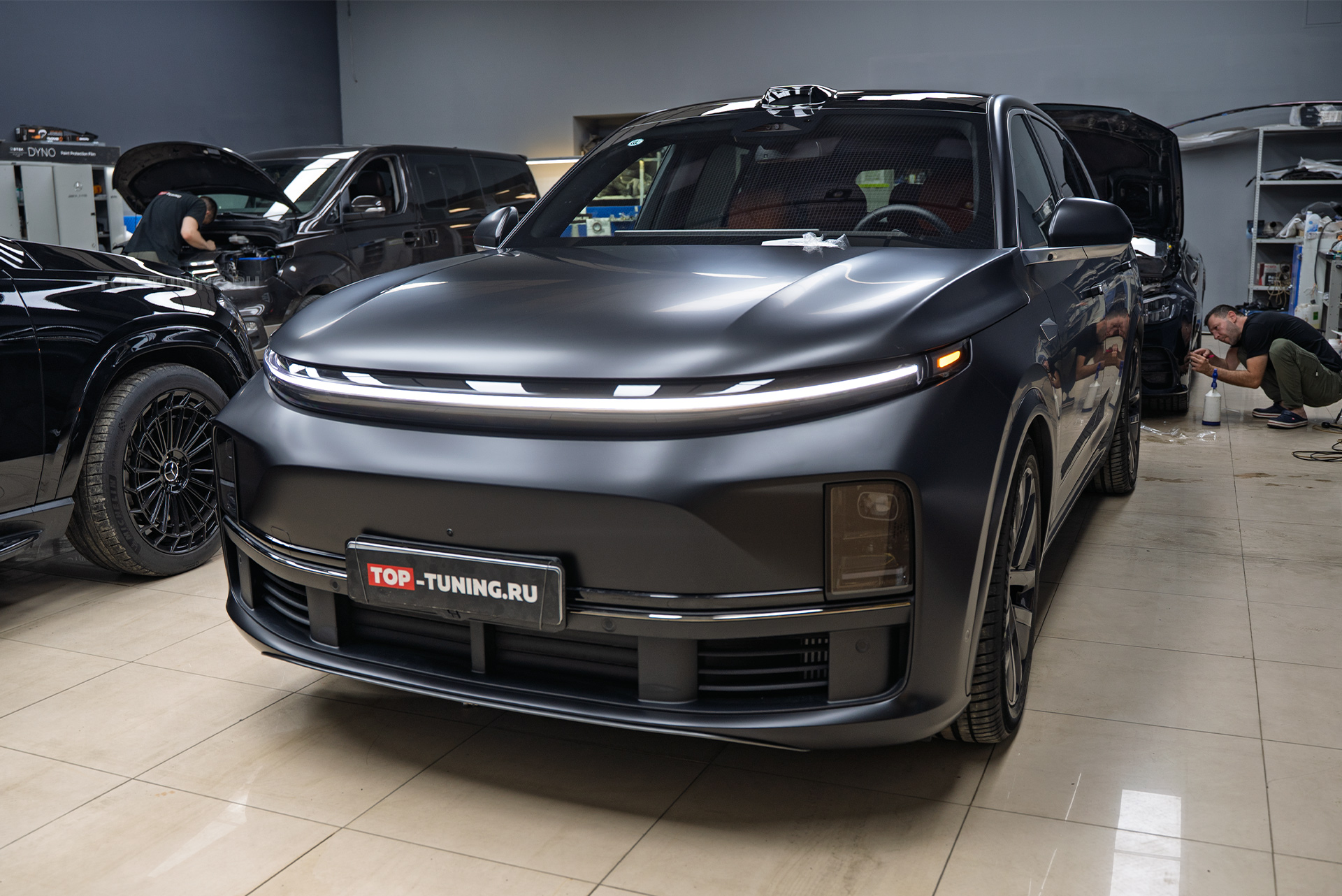 Оклейка сатиновым полиуретаном всего ЛКП кузова Lixiang L7 в Топ Тюнинг Москва