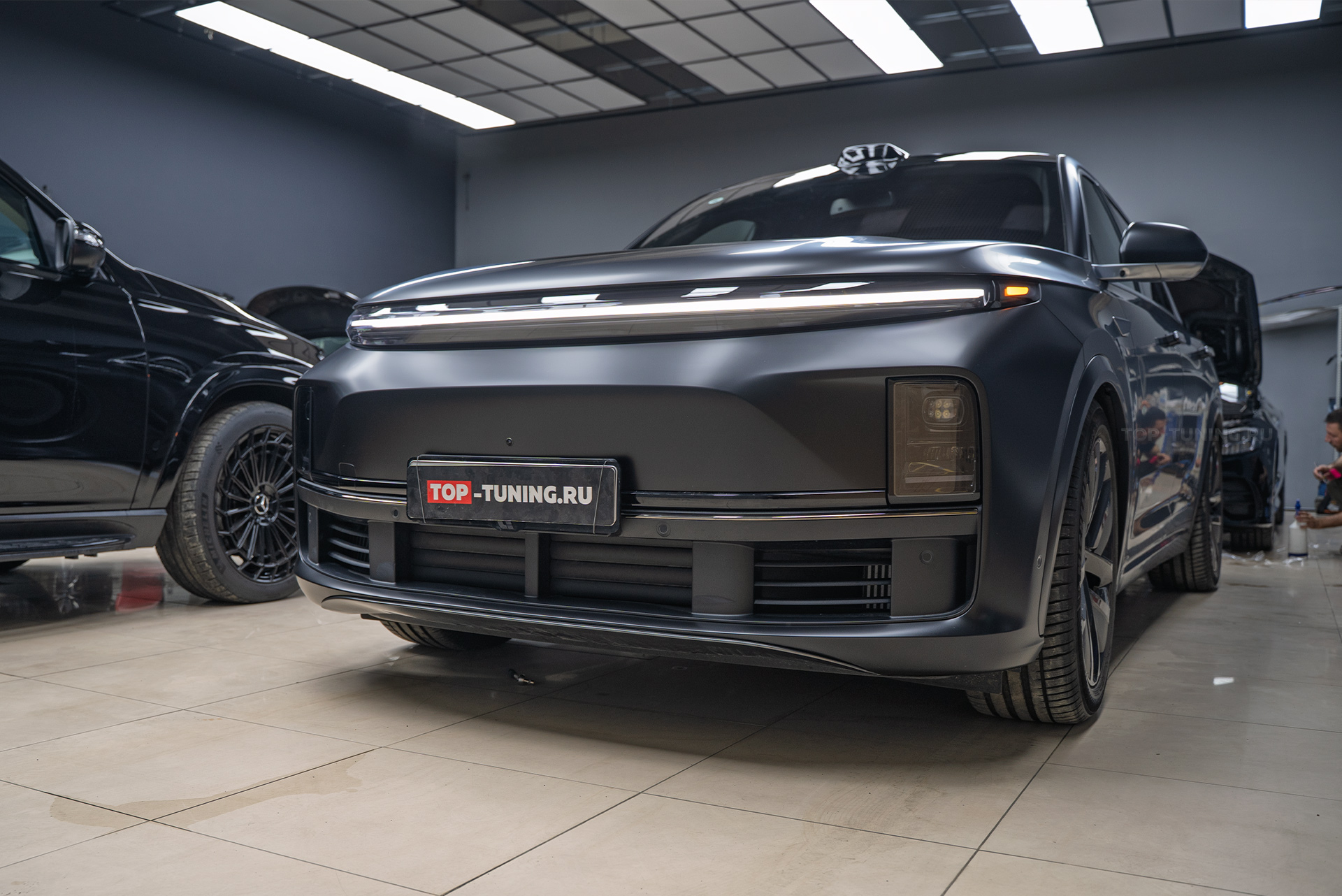 Оклейка сатиновым полиуретаном всего ЛКП кузова Lixiang L7 в Топ Тюнинг Москва