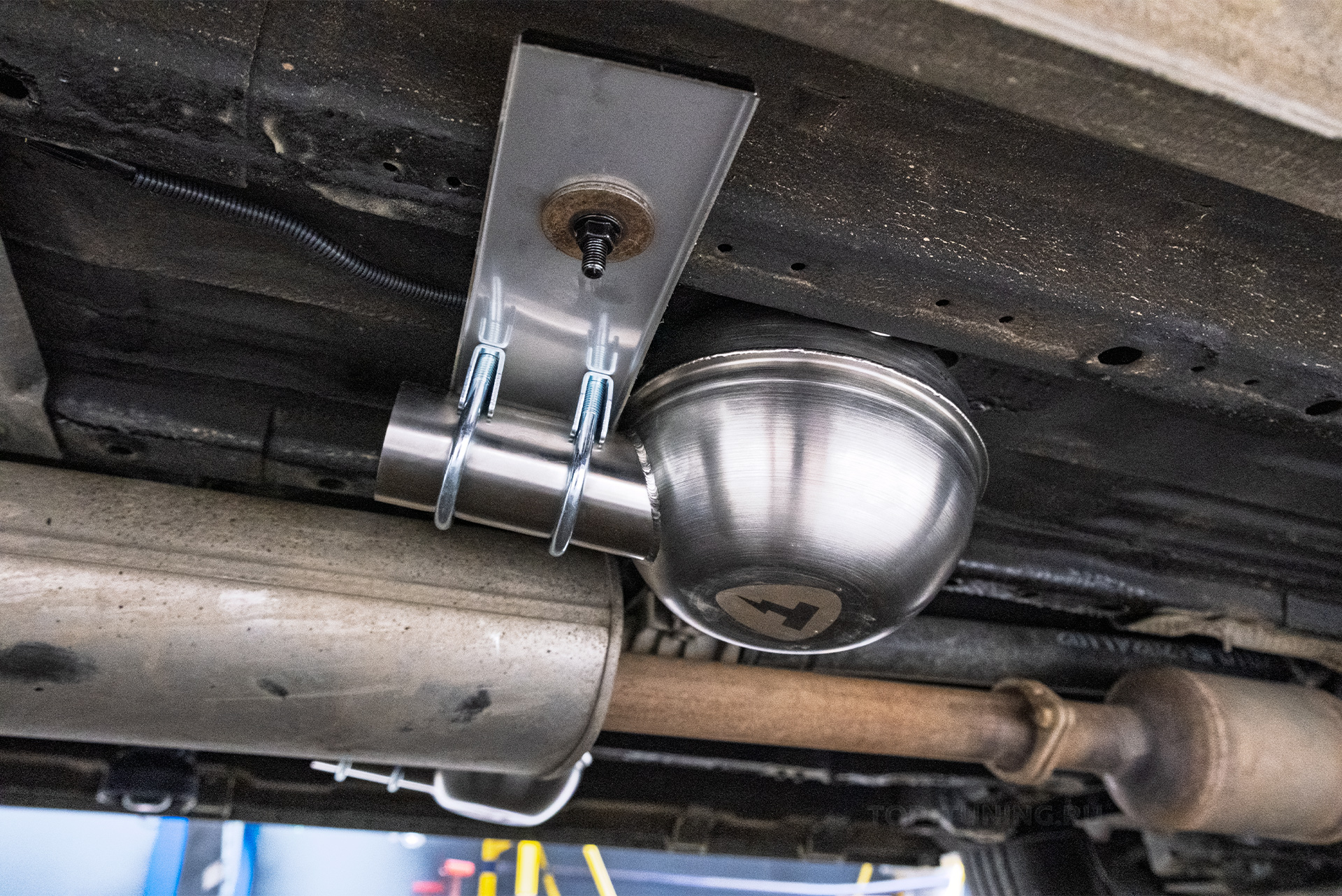 Установка электронной выхлопной системы THOR 2.0 + ECHO для Jetour T2