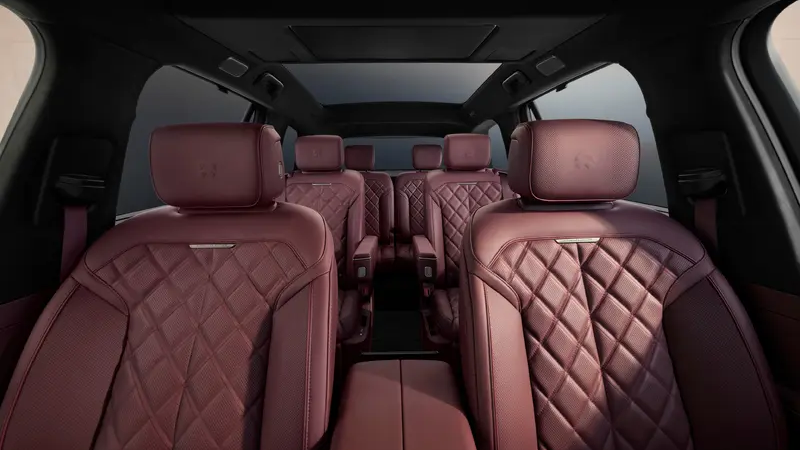 Новый ES8 будет доступен в нескольких вариантах оформления интерьера. На опубликованных изображениях представлен яркий красный цвет, который используется даже для багажника и зоны за сиденьями третьего ряда.