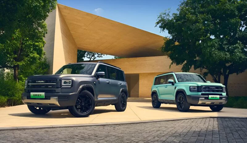 Задние фонари Haval Raptor PHEV теперь представляют собой единый блок, объединяющий 300 красных светодиодных лампочек, вместо двух отдельных квадратных элементов.