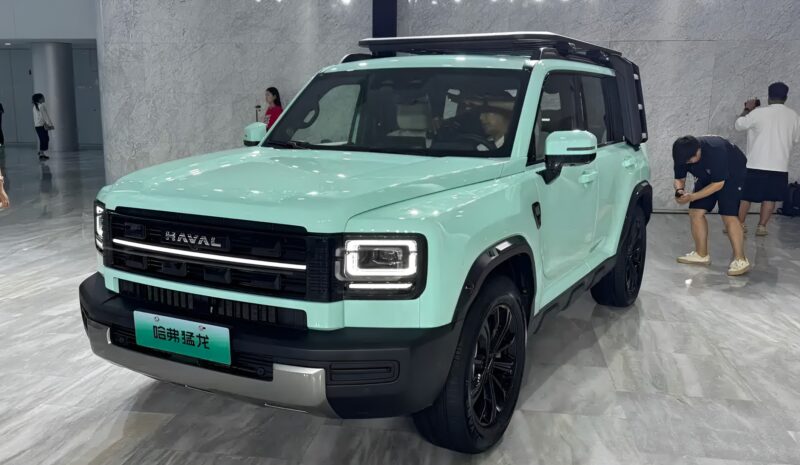 Передняя часть автомобиля теперь выделяется квадратными фарами и чуть уменьшенной решёткой радиатора с шестью прямоугольными чёрными вставками. Под логотипом HAVAL расположена световая полоса шириной 1088 мм. Сзади логотип HAVAL заменён на значок GWM