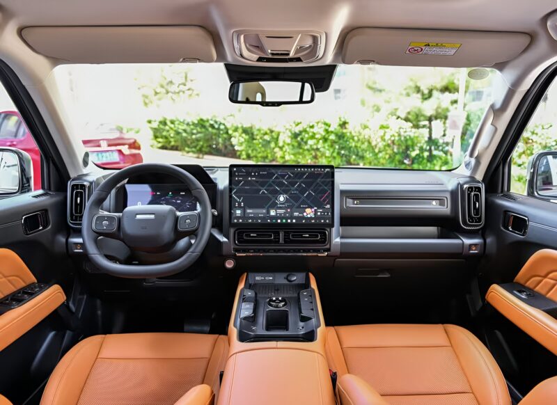 Передняя часть автомобиля теперь выделяется квадратными фарами и чуть уменьшенной решёткой радиатора с шестью прямоугольными чёрными вставками. Под логотипом HAVAL расположена световая полоса шириной 1088 мм. Сзади логотип HAVAL заменён на значок GWM