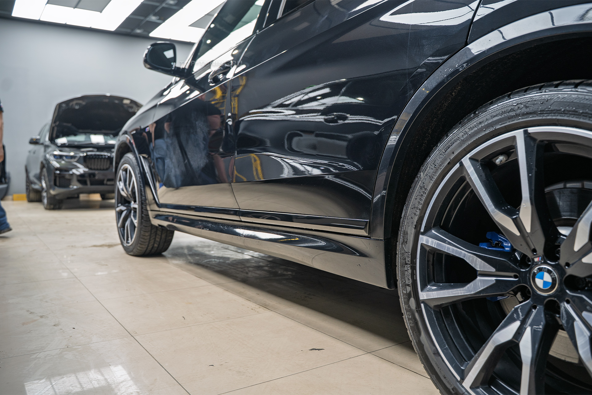 Монтаж порогов-ступеней для BMW X7 G07 в Топ Тюнинг Москва