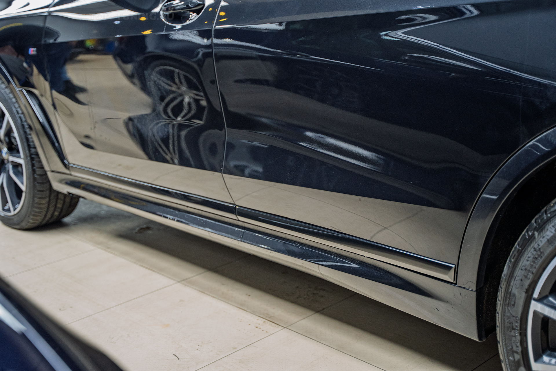 Монтаж порогов-ступеней для BMW X7 G07 в Топ Тюнинг Москва