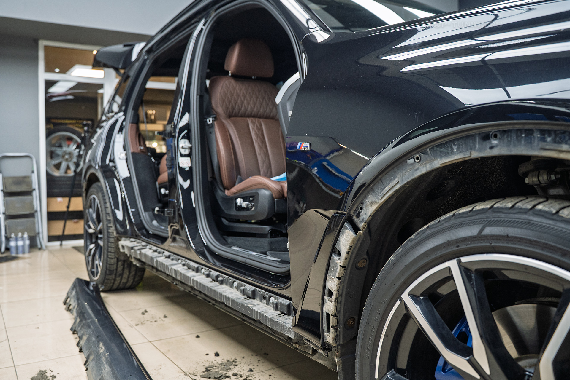 110129 Монтаж порогов-ступеней для BMW X7 G07