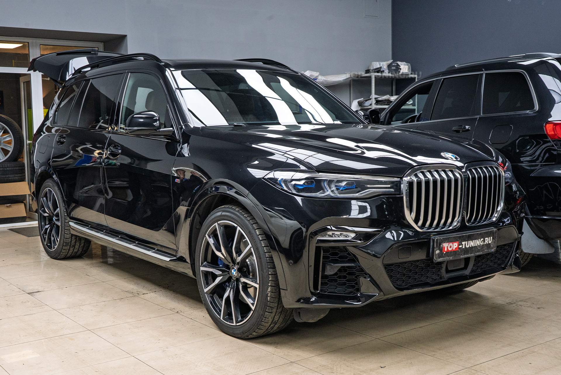 Монтаж порогов-ступеней для BMW X7 G07 в Топ Тюнинг Москва