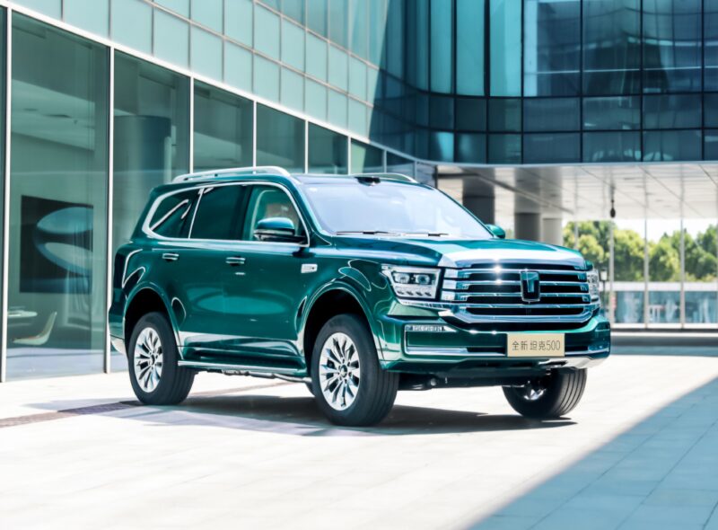 Новый внедорожник от GWM Tank 500, доступный в моделях PHEV и ICE, поступил в продажу по цене от 3,3 млн рублей