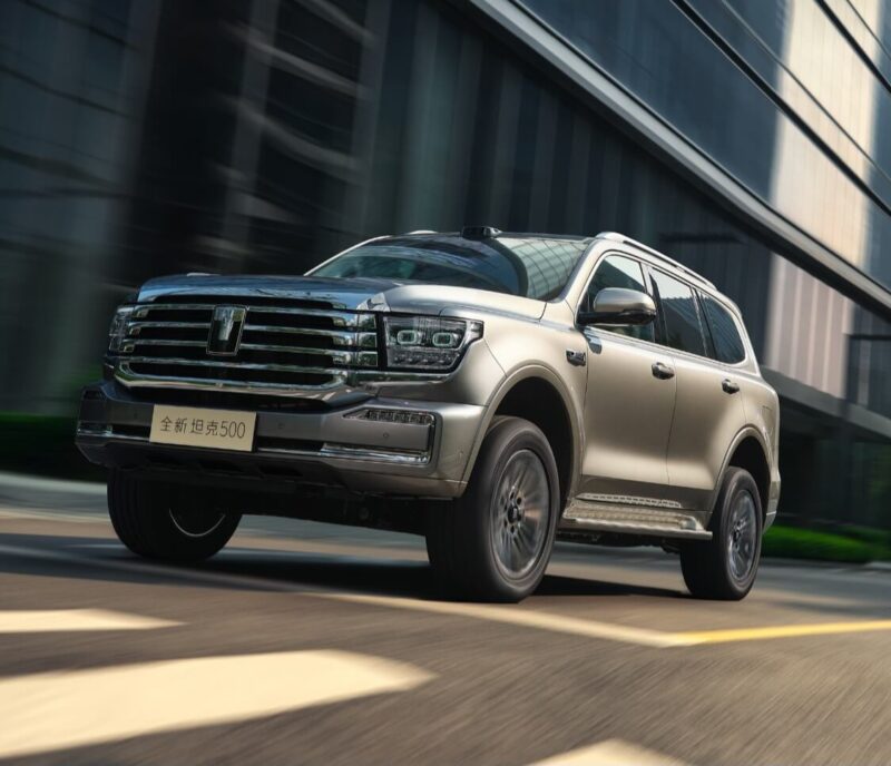 Внешний вид Tank 500 новой модели сохранил черты предшественника. Покупатели могут выбрать новый цвет кузова &mdash; Dunhuang Green &mdash; в дополнение к уже знакомым Kunlun Gold, Pamir Silver и Mount Everest White. Габариты автомобиля составляют 5078 мм в длин