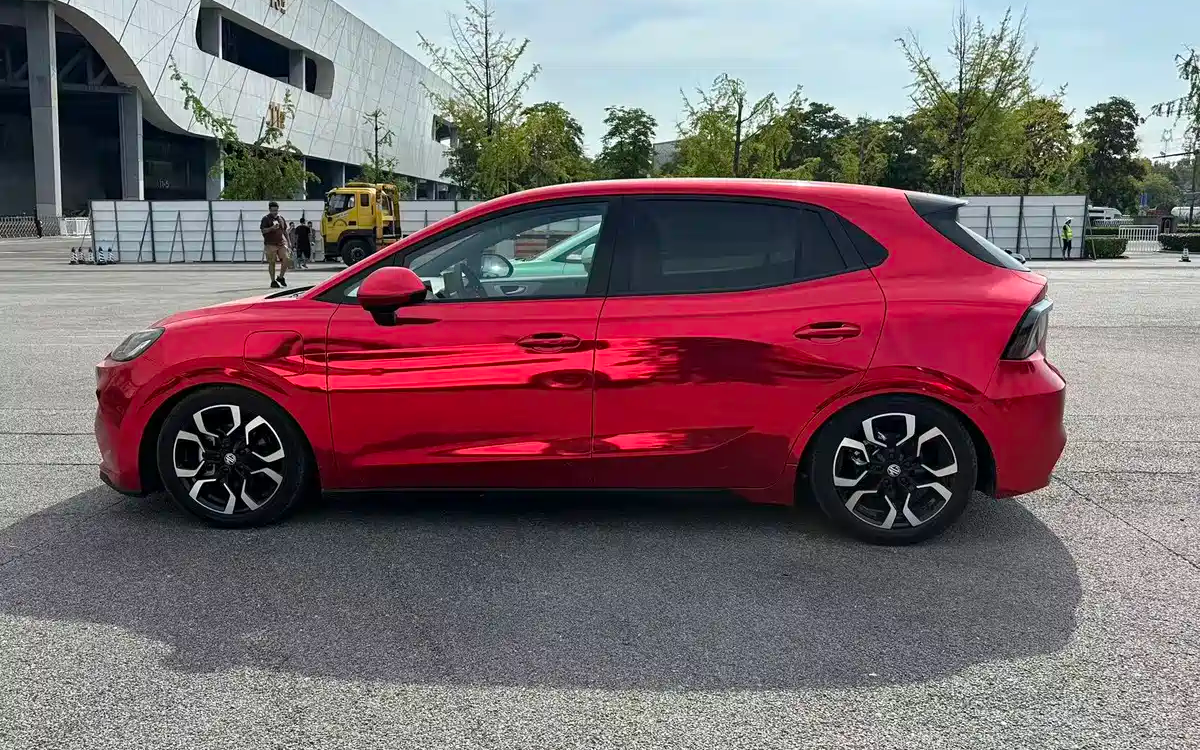 Абсолютно новый электромобиль MG4 EV продается по цене от 764 000 рублей, также объявлены цены на полутвердотельные аккумуляторы