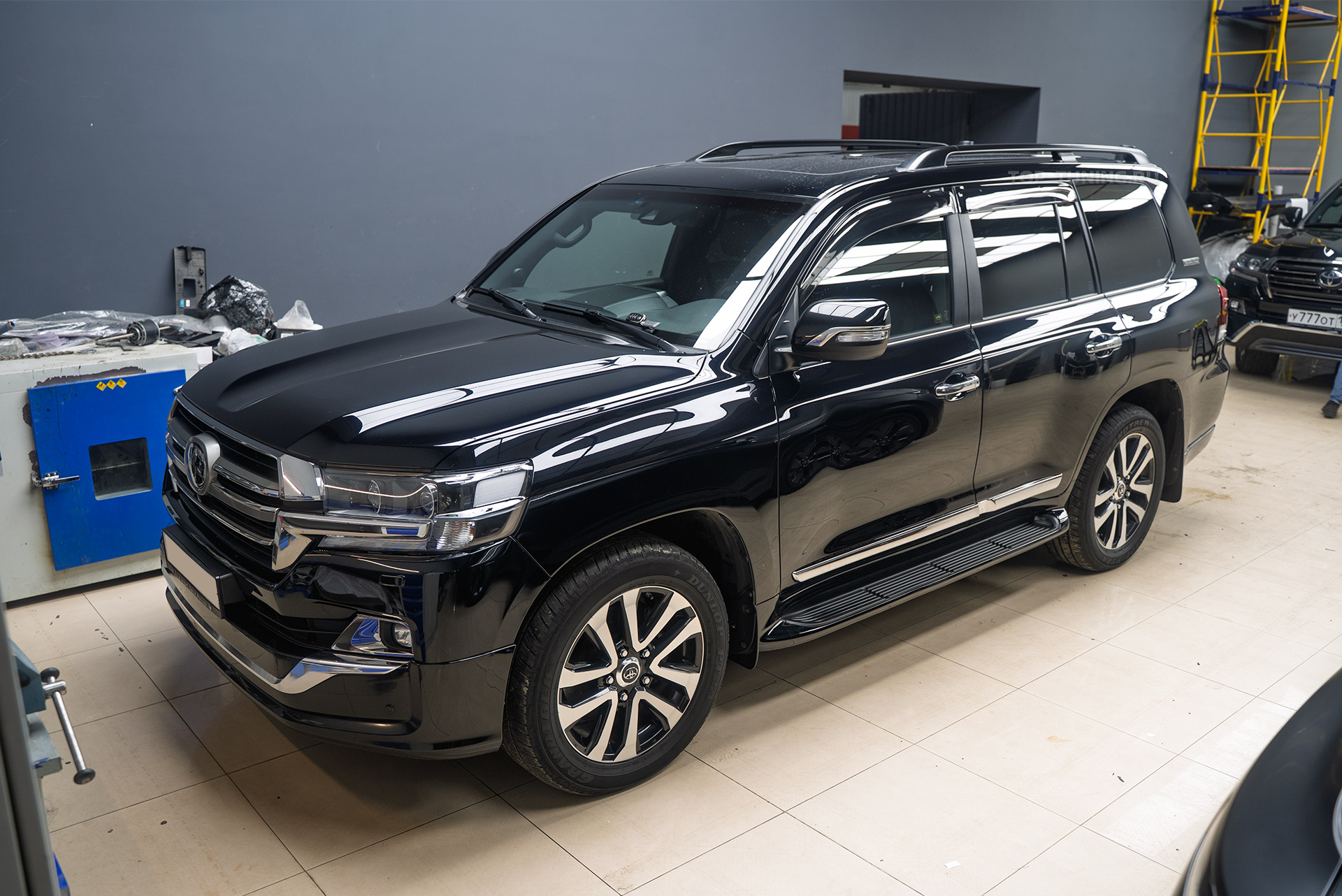 Установка электронных доводчиков в передние двери Toyota Land Cruiser 200