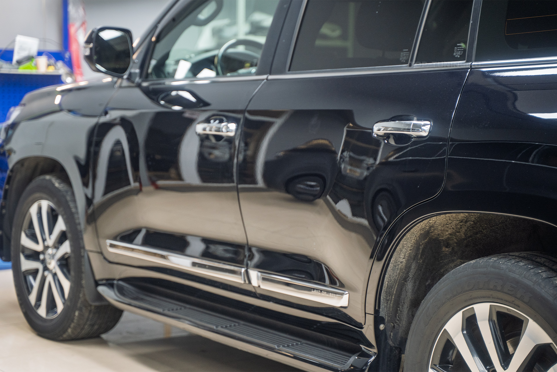 Установка электронных доводчиков в передние двери Toyota Land Cruiser 200