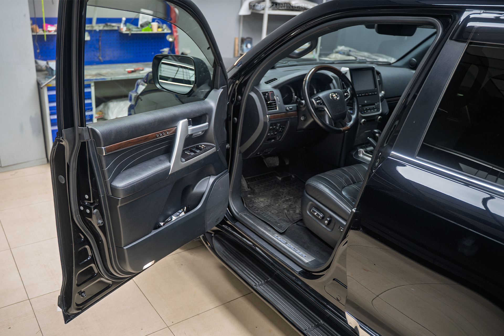 110192 Установка электронных доводчиков в передние двери Toyota Land Cruiser 200