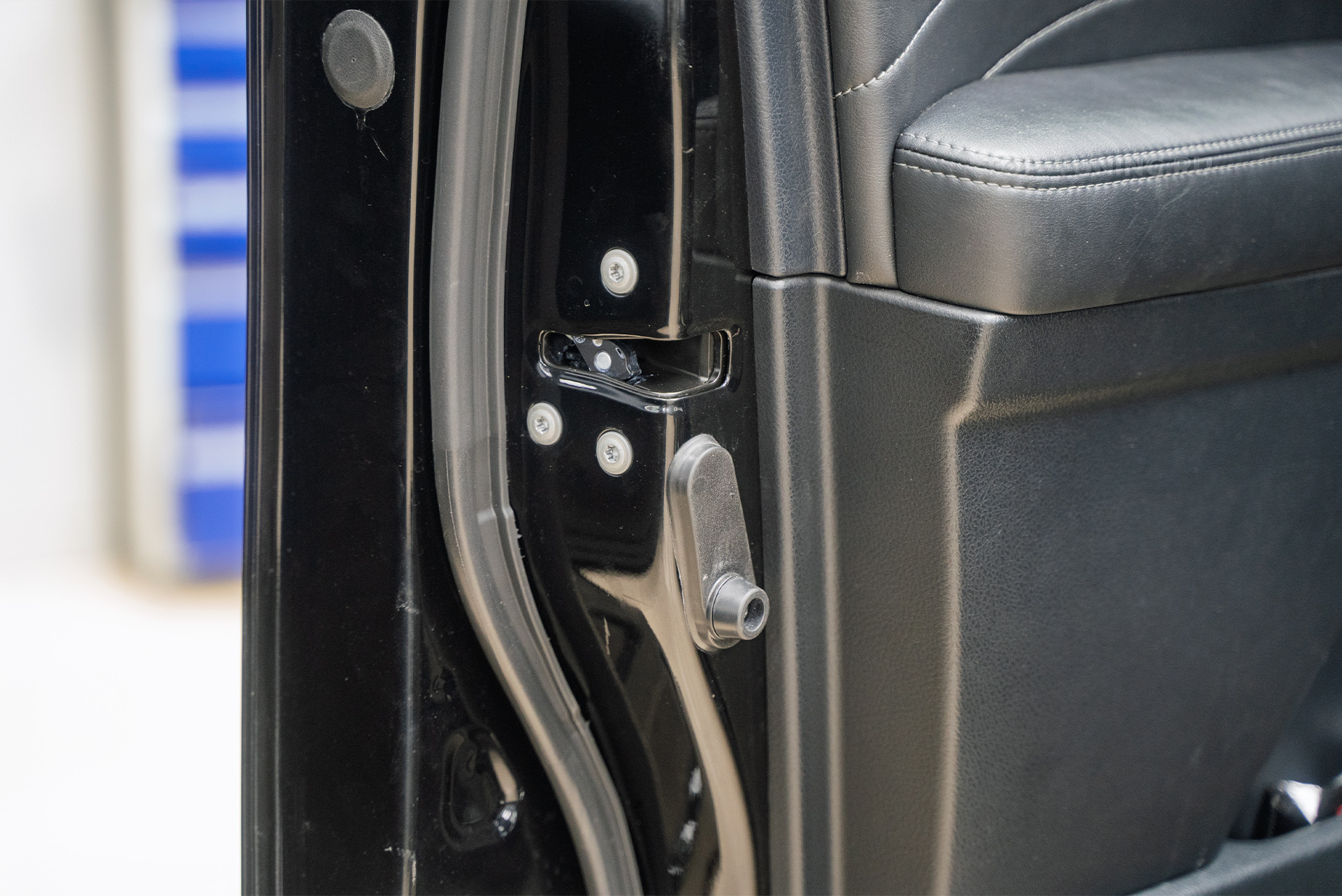 Установка электронных доводчиков в передние двери Toyota Land Cruiser 200