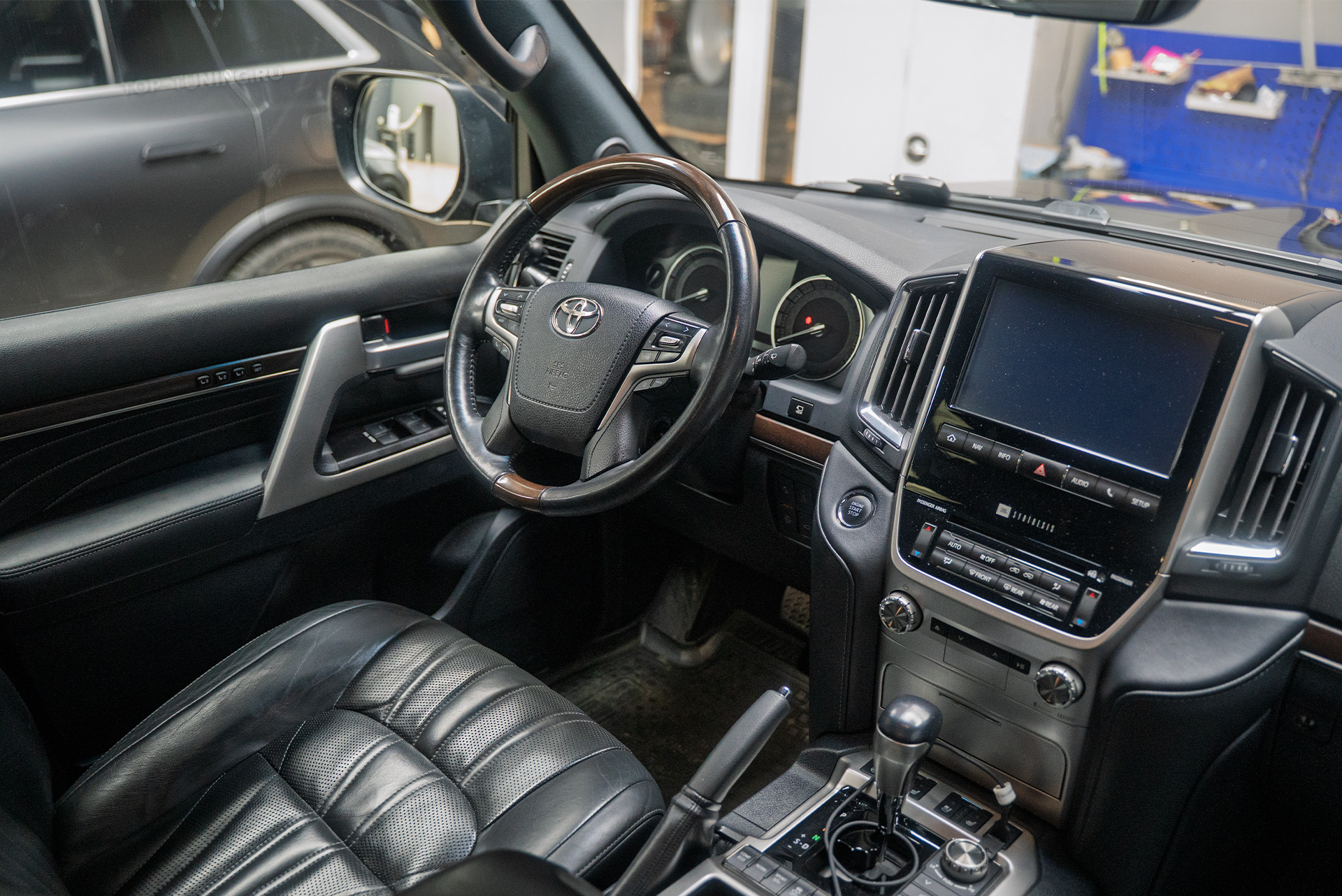 Установка электронных доводчиков в передние двери Toyota Land Cruiser 200