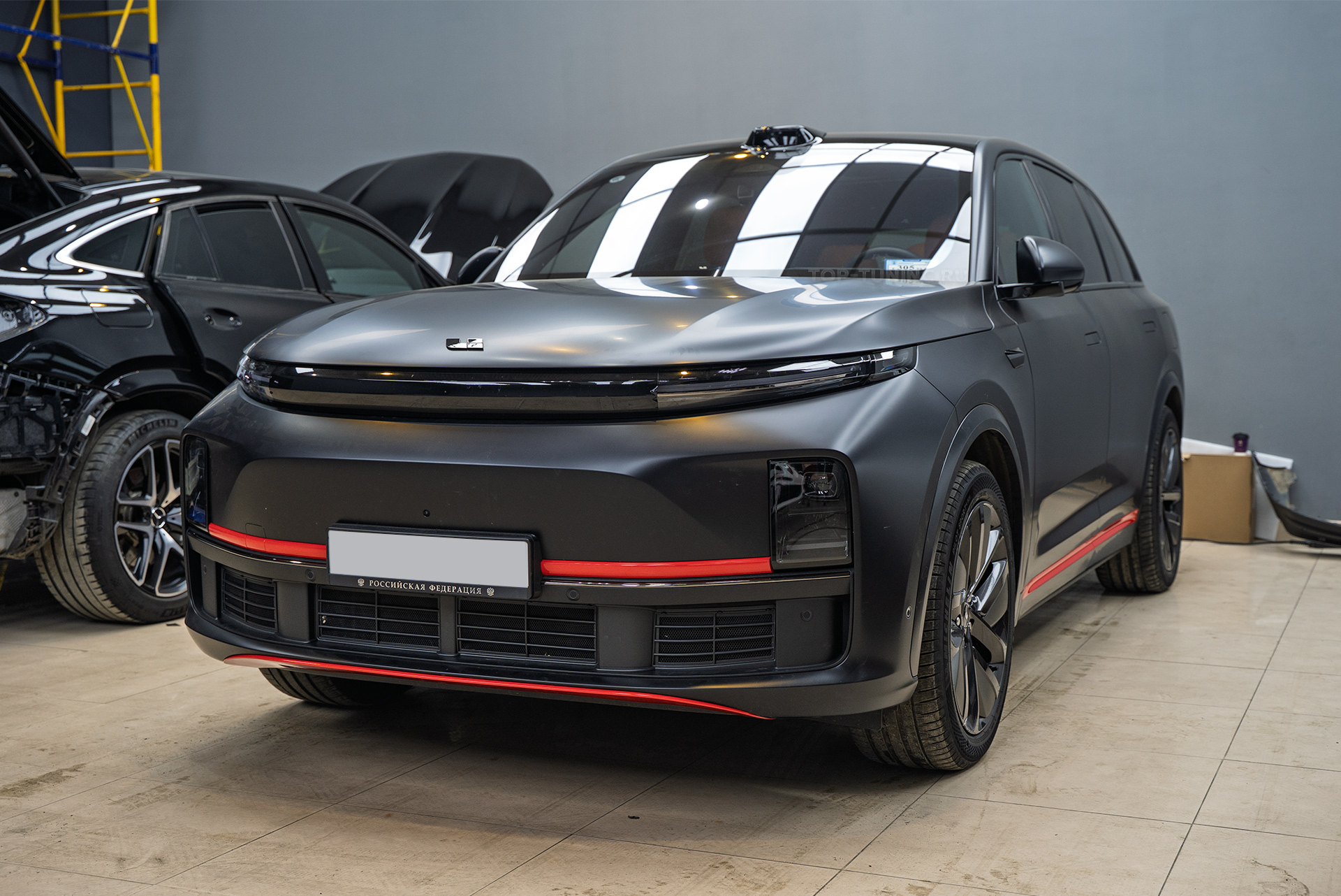 Эффектный стайлинг переднего бампера и порогов Lixiang L7 Ultra