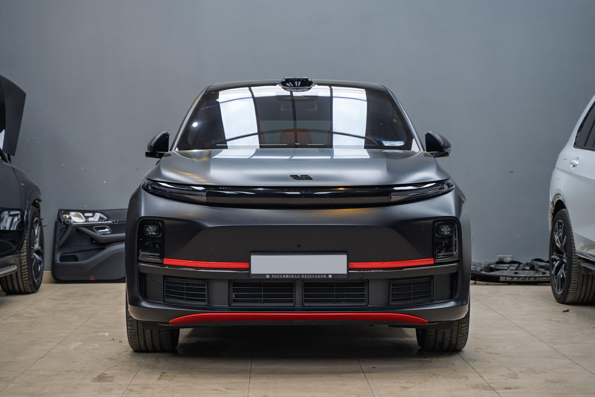 Эффектный стайлинг переднего бампера и порогов Lixiang L7 Ultra