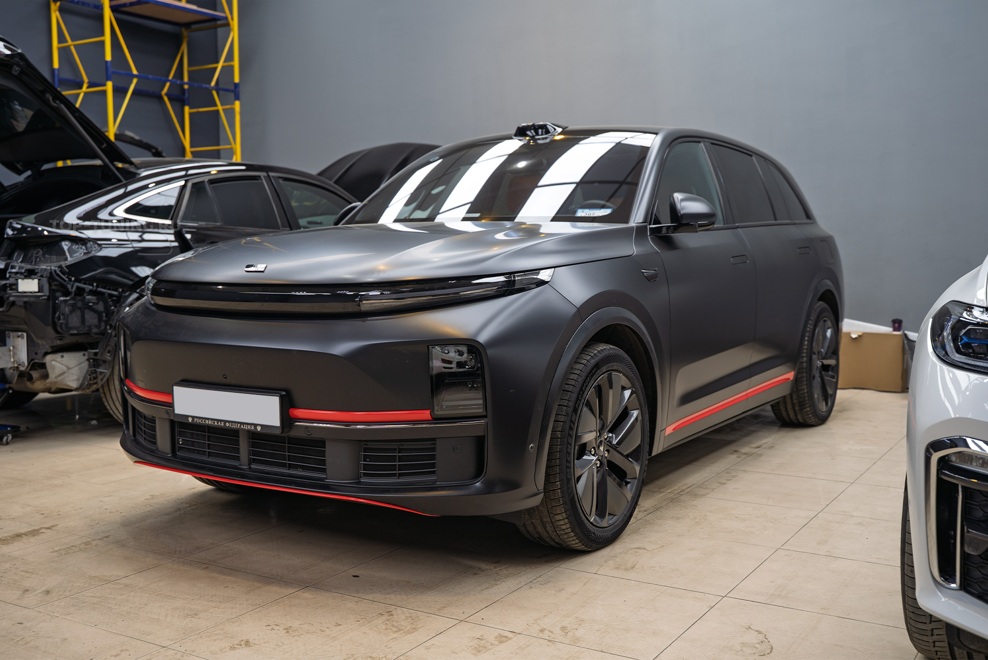 110205 Эффектный стайлинг переднего бампера и порогов Lixiang L7 Ultra