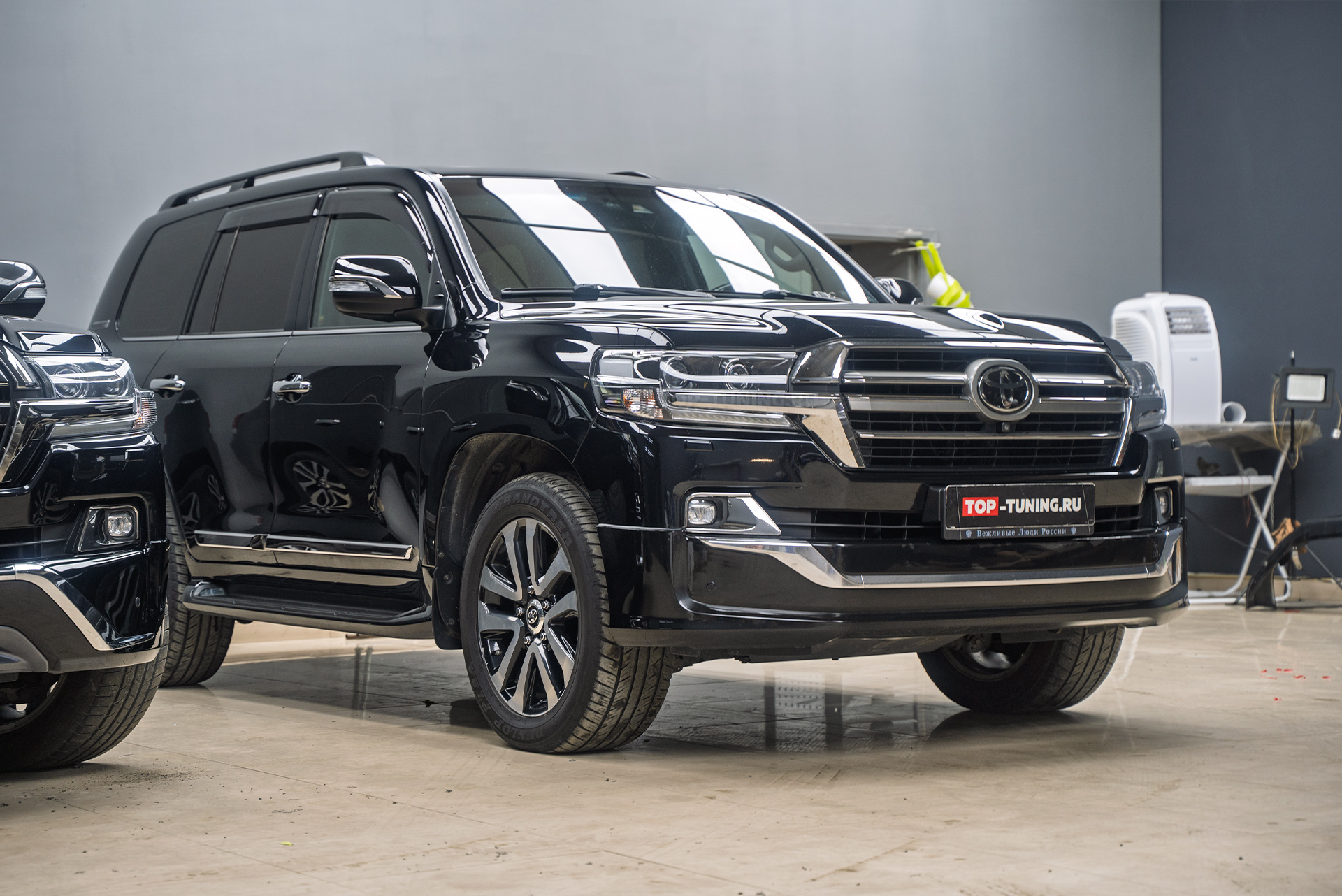 110210 Монтаж юбки переднего бампера для Toyota Land Cruiser 200 2015-2021 Монтаж юбки переднего бампера для Toyota Land Cruiser 200 2015-2021