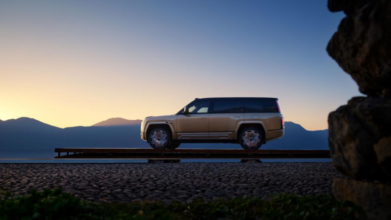 Роскошный внедорожник Yangwang U8L от BYD, стоимостью 15 млн рублей и весом 3,6 тонны, поступит в продажу на следующей неделе