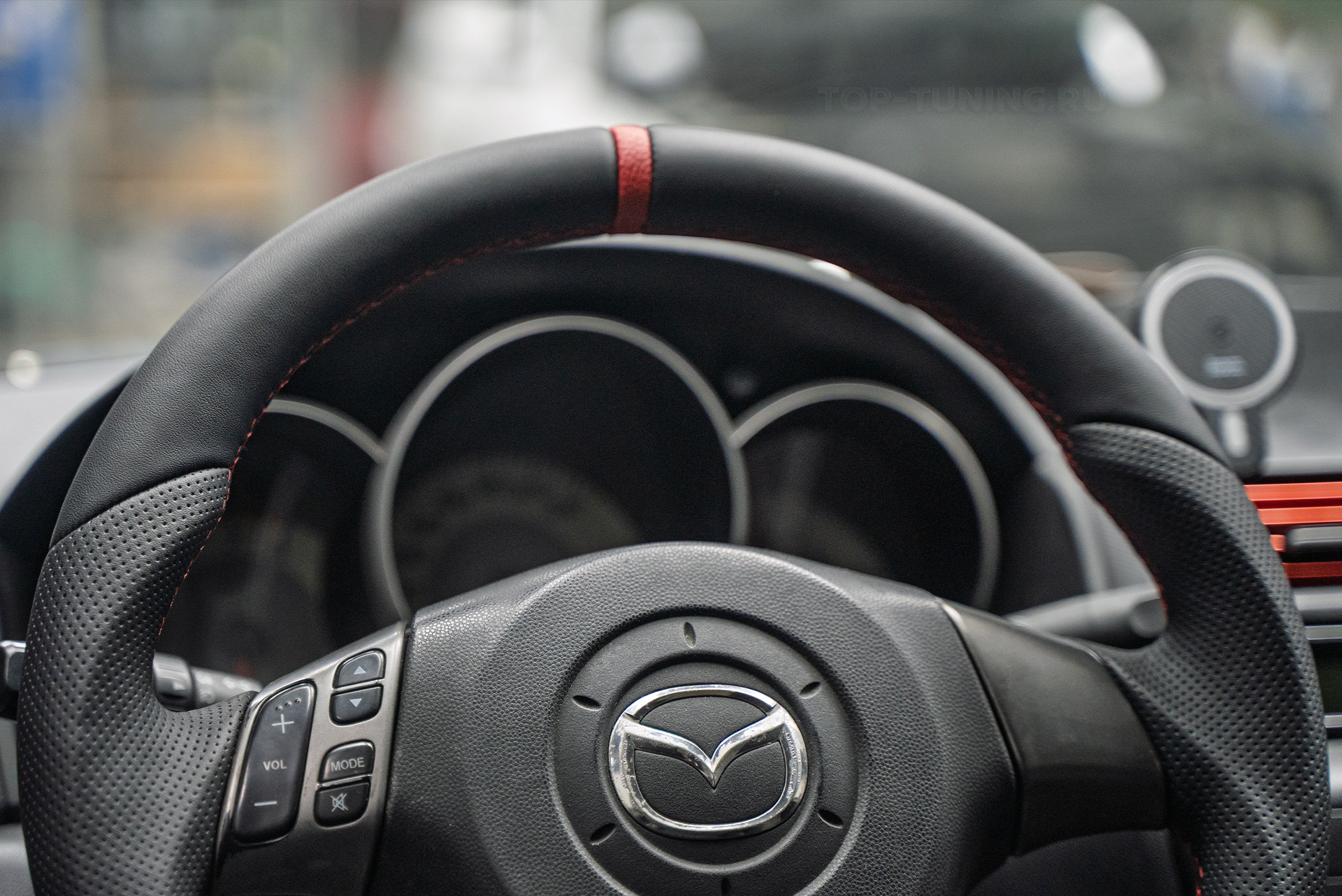 Анатомический тюнинг-руль для Mazda 3 BK рестайлинг 