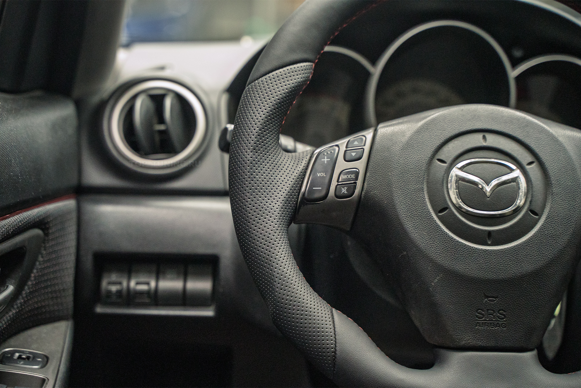 Анатомический тюнинг-руль для Mazda 3 BK рестайлинг 