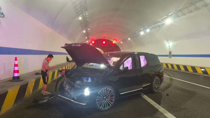 По предварительной информации, перед столкновением функции помощи водителю в автомобиле были отключены.