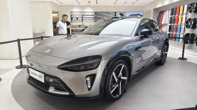 Xiaomi защищает наклейку на YU7 “тестовый автомобиль”, поскольку владельцы жалуются на следы на лобовом стекле