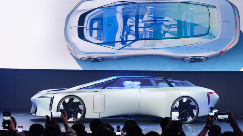 Ещё одна отличительная черта Avatr Vision Xpectra — отсутствие дверных ручек и боковых стоек (что типично для концепт-каров, поскольку они не должны соответствовать требованиям безопасности и жёсткости конструкции). Задние двери, откидывающиеся назад