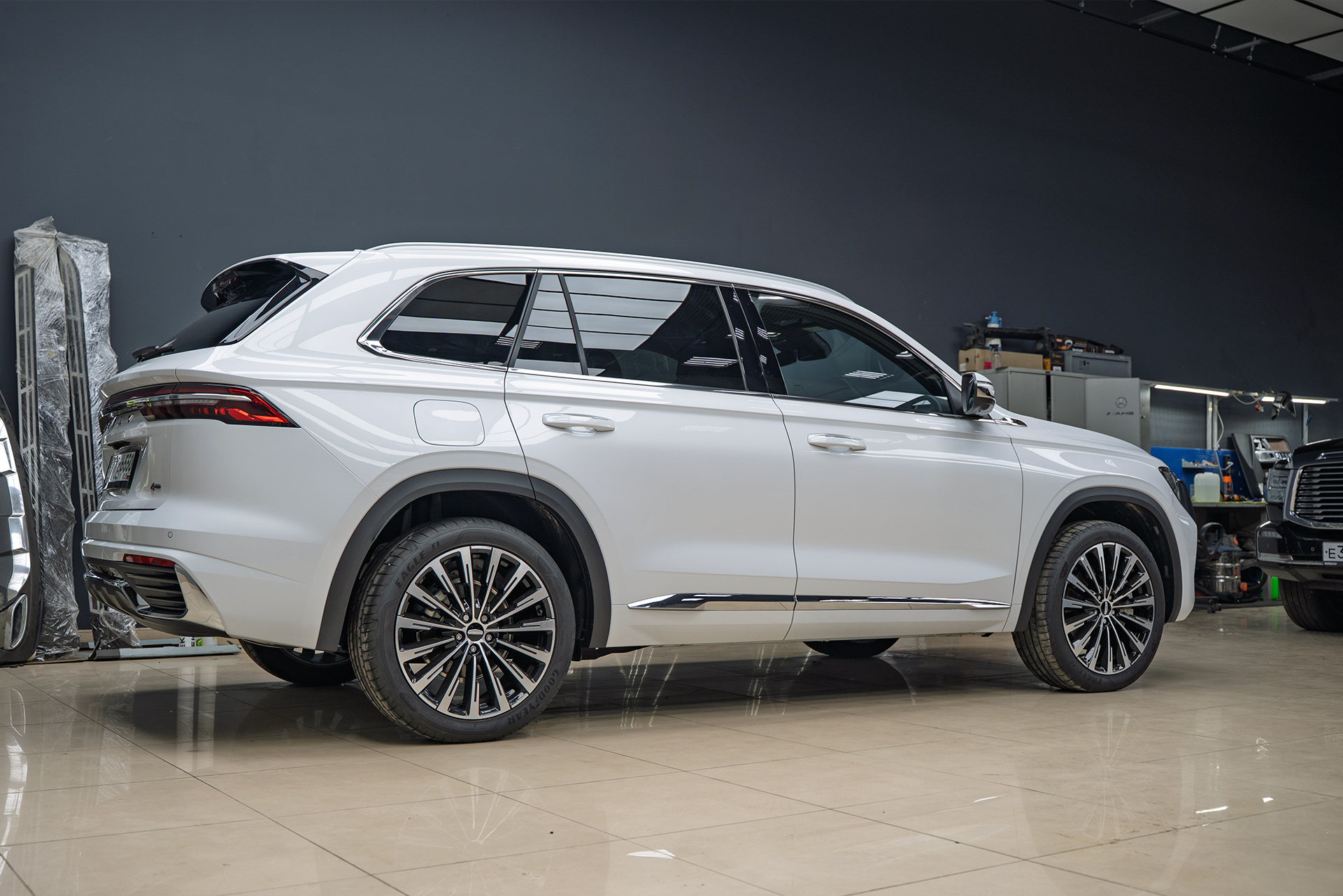 110238 Полная оклейка кузова + защита лобового для Geely Monjaro рестайлинг