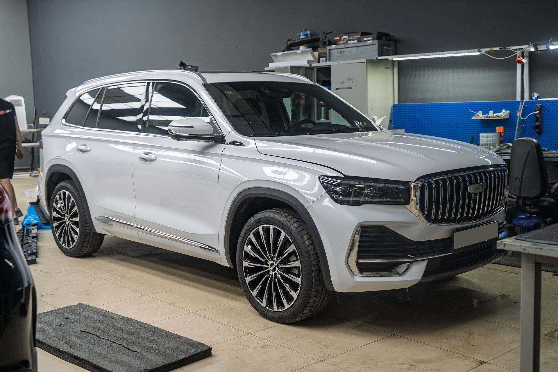 110238 Полная оклейка кузова + защита лобового для Geely Monjaro рестайлинг