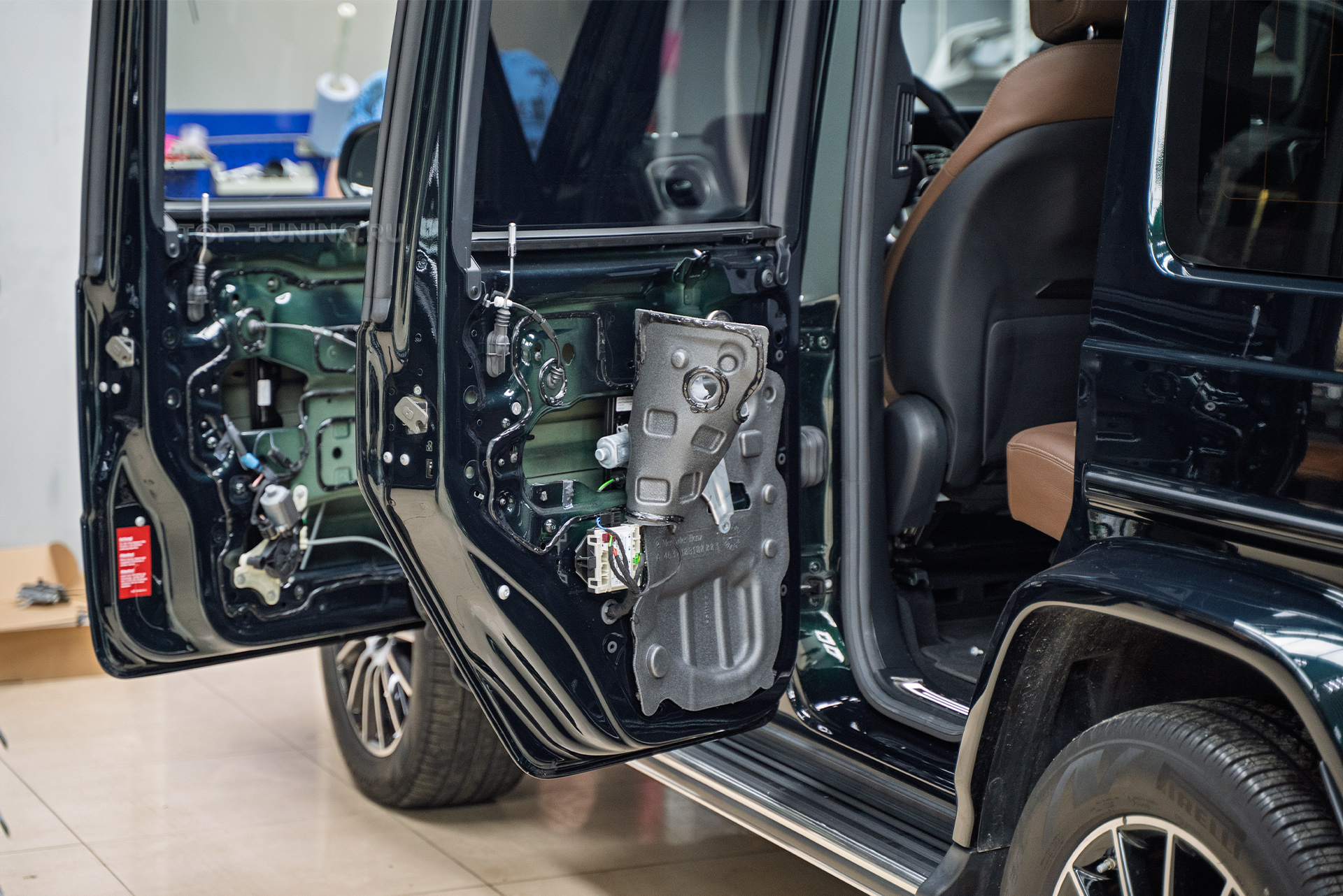 Монтаж доводчиков во все двери Mercedes-Benz Gelandwagen W463 2018-2024