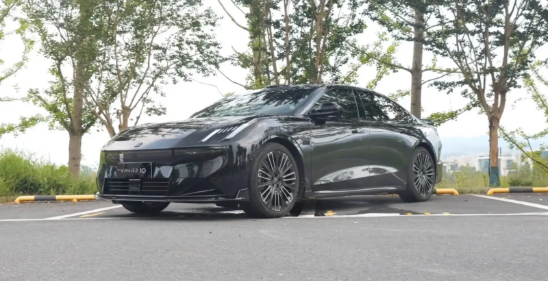 Дизайн седана разработан в соответствии с концепцией бренда &laquo;На следующий день&raquo;. Габариты автомобиля (длина/ширина/высота) &mdash; 5050/1966/1487 мм, колёсная база &mdash; 3005 мм. Аэродинамический дизайн позволил добиться коэффициента аэродинамического сопротив