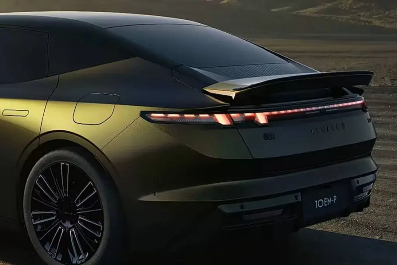 В период запуска цены на Lynk & Co 10 EM-P варьируются от 163 800 до 201 800 юаней (от 1,91 до 2,36 млн рублей).