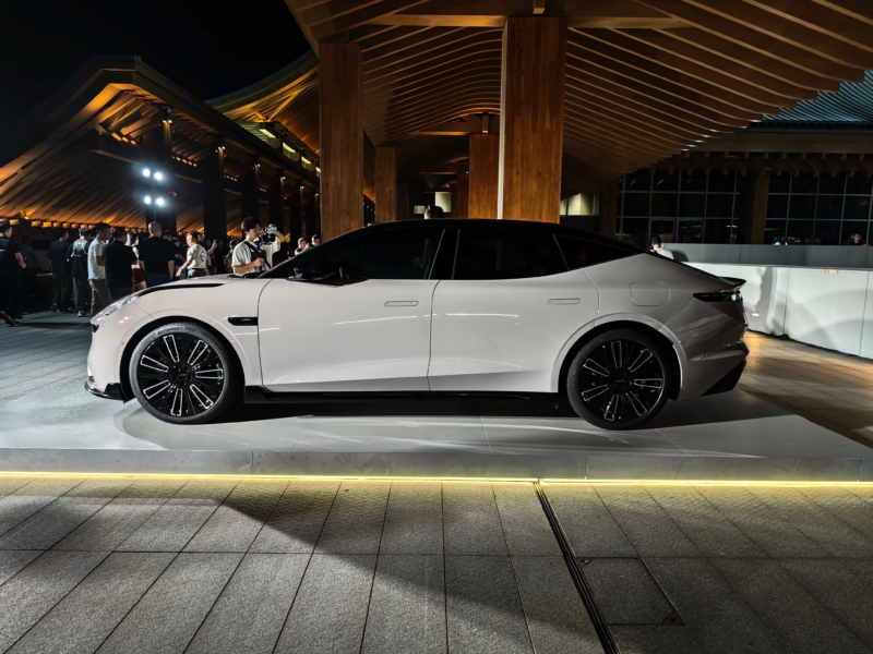 8 сентября компания Geely Lynk & Co официально представила гибридный седан среднего и крупного класса с подключаемым модулем 10 EM-P