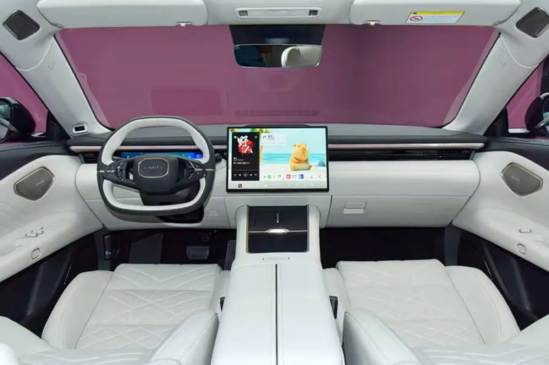 8 сентября компания Geely Lynk & Co официально представила гибридный седан среднего и крупного класса с подключаемым модулем 10 EM-P