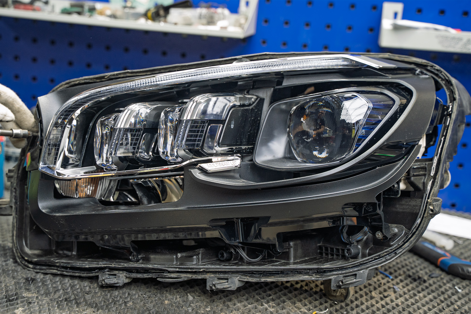 Замена стекол фар Mercedes-Benz GLS 2019 на новую версию