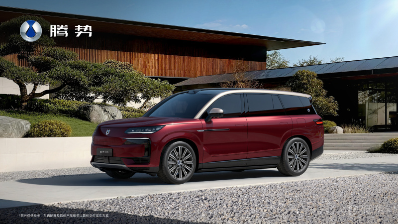 Denza N9 2026 года сохраняет фирменный стиль бренда. Новинка модельного года &mdash; две двухцветные схемы окраски: фиолетово-золотистая Jade Gold и красная Elegant Gold.