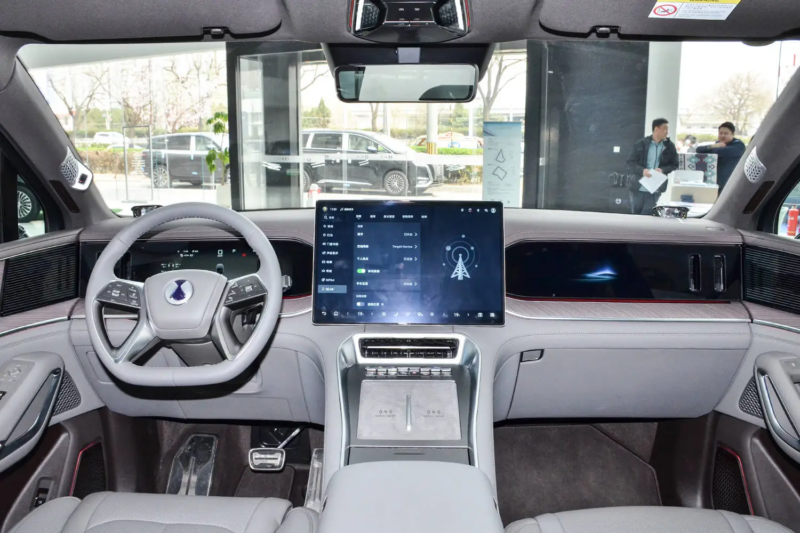 Премьера состоится 17 сентября. Уже доступны официальные изображения обновлённого большого гибридного внедорожника с подключаемым модулем. На фото можно увидеть новые варианты двухцветной окраски автомобиля.