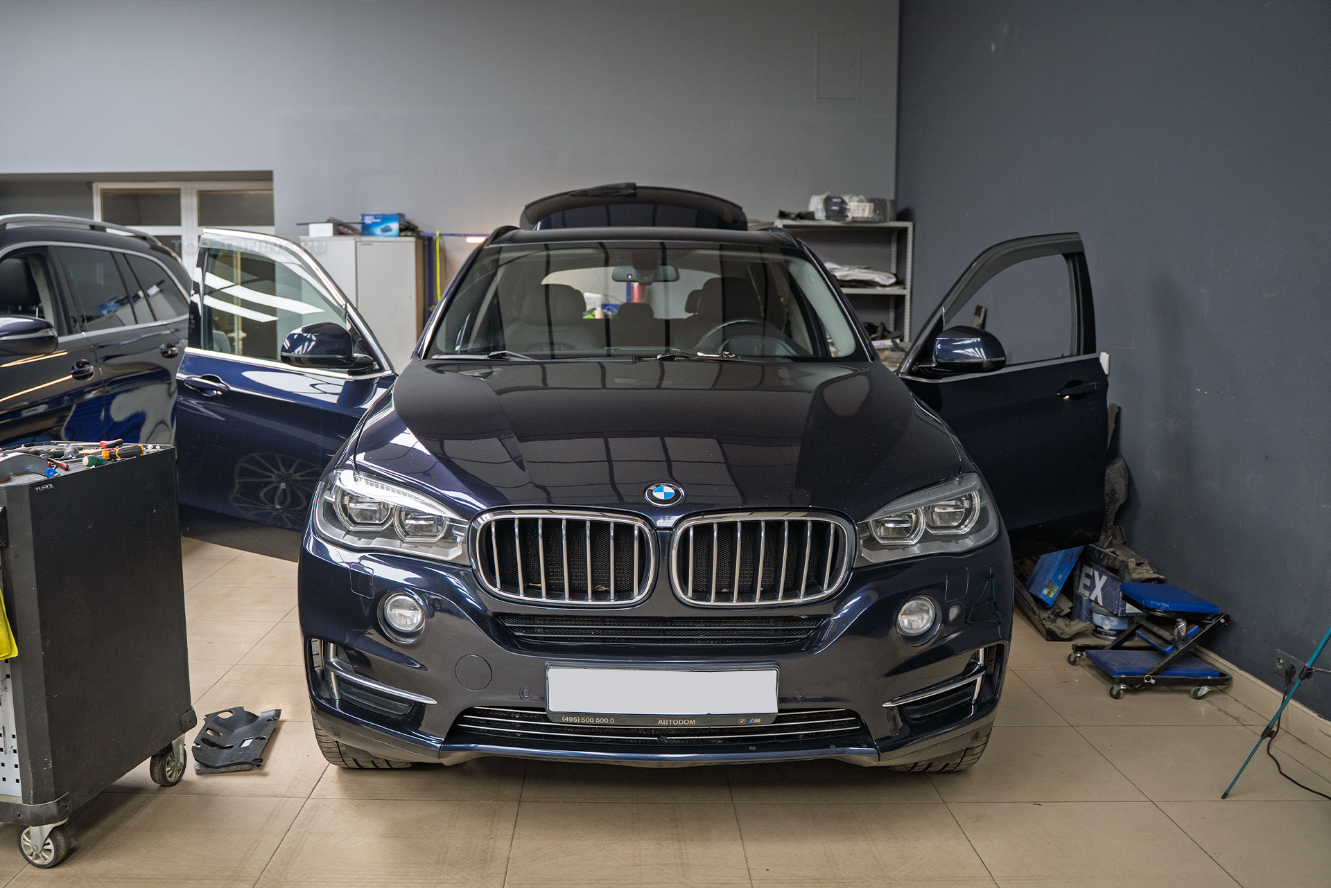 Установка автоматической системы ароматизации и ионизации салона BMW X5 F15