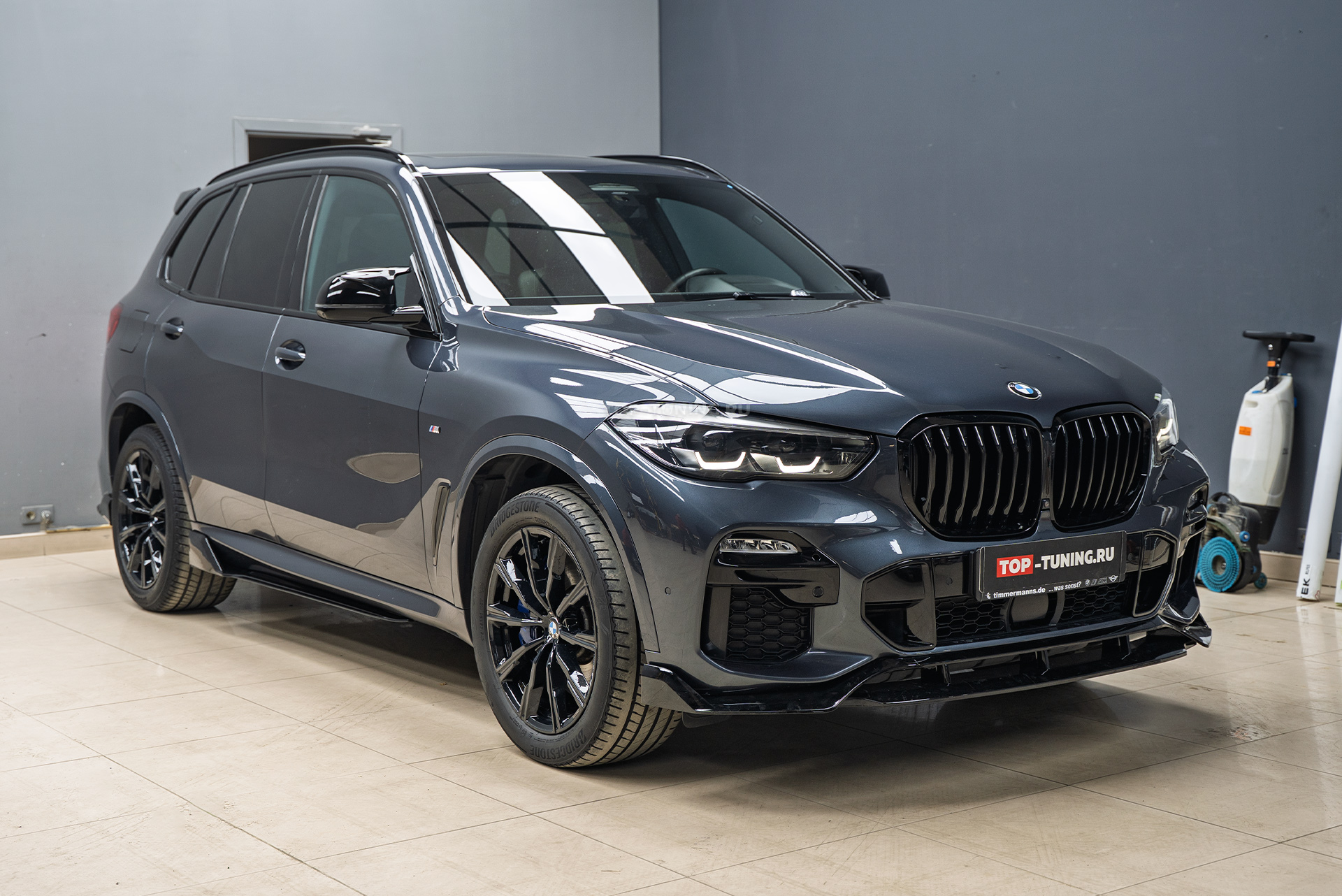 Спортивный тюнинг BMW X5 G05: установка обвеса PRO GT II и новые крышки зеркал