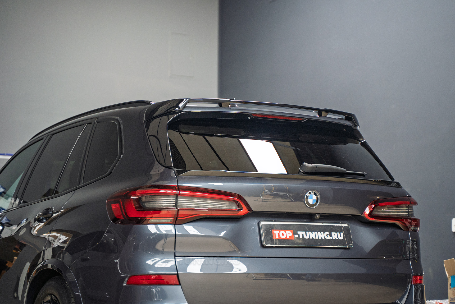 Спортивный тюнинг BMW X5 G05: установка обвеса PRO GT II и новые крышки зеркал